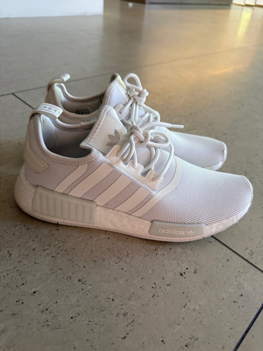 Women’s adidas la marque aux 3 bandes size 8